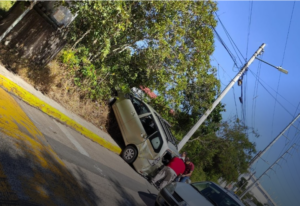 Autobús proyecta camioneta fuera de la calle en la Calzada del Tecnológico de Xalapa
