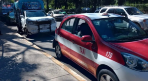 Choque múltiple en avenida Lázaro Cárdenas; deja dos mujeres lesionadas