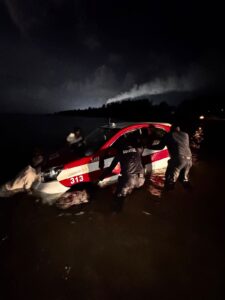 Familia que viajaba en taxi fue rescatada, tras ser arrastrada por el mar