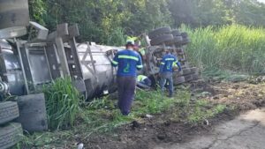 Cierre vial por accidente en La Tinaja- Santa Cruz