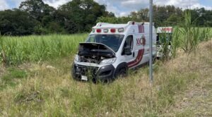 Auto imprudente provoca despiste de ambulancia en libramiento Xico – Xalapa