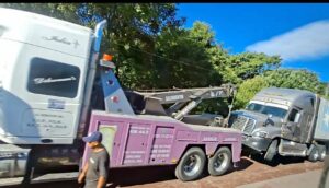 Tráiler de doble remolque sufre percance en Toxtlacoaya; conductor resulta ileso