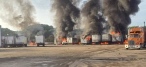 Fuerte incendio en zona industrial Pajaritos consume un tráiler y 5 cajas secas