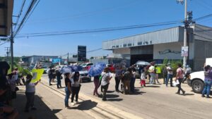 Bloquean la carretera Xalapa- Coatepec por falta de atención de parte de autoridades