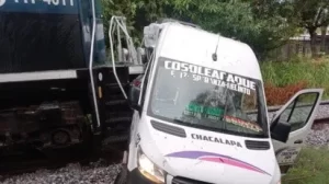Tren embiste camioneta en Cosoleacaque
