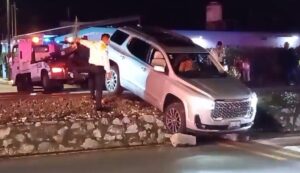 Camioneta queda colgada en vías del tren en Orizaba