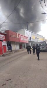 Explosión de tanque de gas en tienda Coppel de Las Choapas provoca pánico; autoridades atienden la emergencia