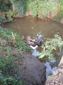 Hombre fallece ahogado tras caer con camioneta a un río en el sur de Veracruz