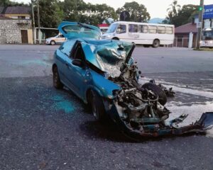 Fatal accidente en Córdoba: dos personas pierden la vida y una menor resulta herida