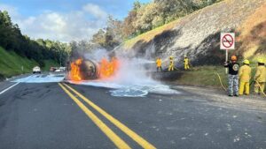 Vuelca pipa y se incendia en autopista México-Tuxpan; sin lesionados