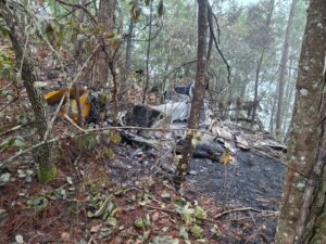 Hallan restos de helicóptero de la CFE accidentado en Jalisco