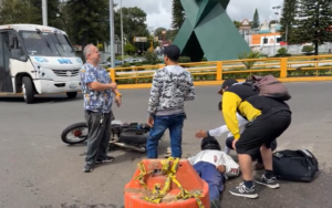 Motociclista resulta con lesiones leves tras accidente en Lázaro Cárdenas