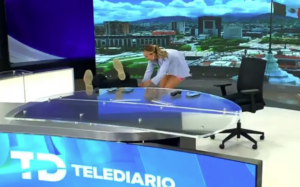 Conductor de televisión sufre caída en plena transmisión