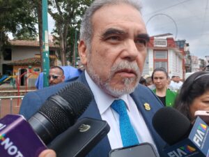 Niega que se encuentre en ilegalidad Rector de la UV