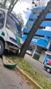 Autobús Xallitic se impacta contra un árbol en la avenida Américas