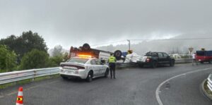 Volcadura de camioneta en la autopista Xalapa-Perote no deja lesionados