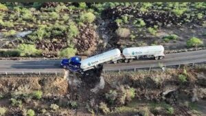 Pipa de gas queda suspendida tras deslave por tormenta ‘Mario’ en Mulegé, Baja California Sur