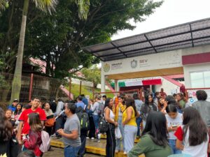 Estudiantes de FNERR se manifiestan a las afuera de la SEV