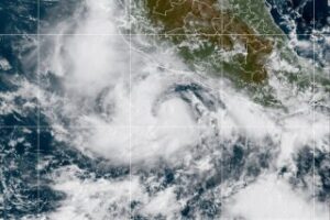 Huracán Narda llega a categoría 1; Conagua advierte lluvias intensas y oleaje elevado