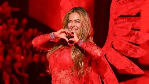 Karol G en el Victoria’s Secret Fashion Show como su “ángel” latino