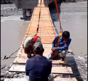 Habitantes de Tzicatlán, Texcatepec, levantan puente improvisado ante la no respuesta gubernamental