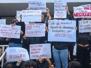 Estudiantes de la UV se manifiestan por supuesta negligencia