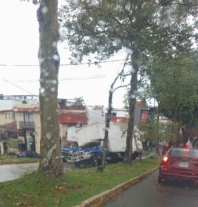 Camión de mudanzas queda varado sobre el camellón en la Avenida Araucarias, Xalapa