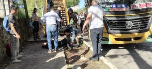 Joven sale proyectada de un autobús por exceso de velocidad en Xalapa