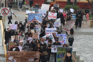 Estudiantes de la UV realizan marcha para exigir respuestas tras lo sucedido con sus compañeros de Poza Rica