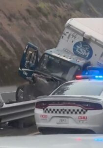 Tractocamión se impacta contra muro central en la autopista Perote–Xalapa
