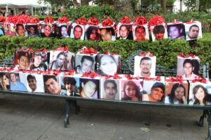 Renuevan las esferas del “Árbol de la Esperanza” en Parque Juárez