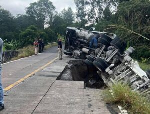 Tráiler cae a socavón en la Lagunilla en Tlapacoyan