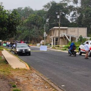 Padres de familia bloquean la carretera Totutla–Huatusco; exigen maestro para escuela primaria