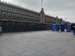 Vallas colocadas a las afueras de Palacio Nacional, son para proteger a la gente, afirma Sheinbaum
