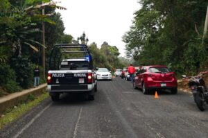 Padres de familia de la escuela primaria “Ursulo Galván” bloquearon la carretera Xalapa-Córdoba