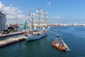 Presidenta y Gobernadora reciben al Cuauhtémoc y honran a cadetes fallecidos