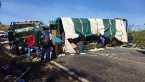 Tractocamión con peregrinos vuelca en ruta a Juquila; hay al menos 4 lesionados