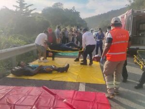 Tres muertos y diez lesionados tras volcadura de autobús ADO en la Oaxaca–Puerto Escondido