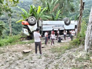 Volcadura de camión Miradores en Palmarejo llevaba estudiantes, uno de ellos murió