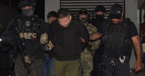 Dictan prisión preventiva a “El Licenciado” y 7 escoltas de Carlos Manzo; uno más está prófugo