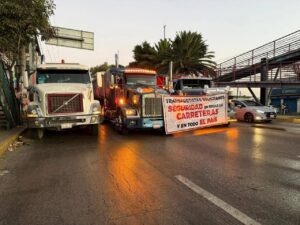 Transportistas paralizan el país en demanda de seguridad