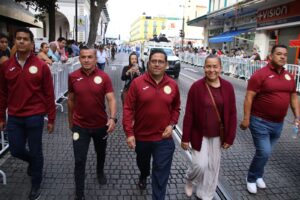 La UX participa en desfile conmemorativo del 20 de noviembre