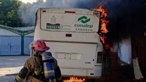 Por falta de pago de becas, alumnos del CONALEP en Tabasco Incendiaron un autobús