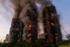Incendio en rascacielos deja al menos 13 muertos en Hong Kong