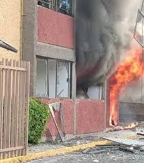 Explosión por acumulación de gas en departamentos de Tlalnepantla deja tres lesionados
