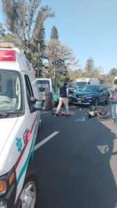 Por conductor irresponsable: motociclista derrapa y dos automóviles chocan