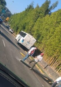 Camión del Servicio Urbano choca contra poste de CFE en Xalapa