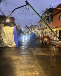 Camioneta derriba tres postes en el Dique por exceso de altura