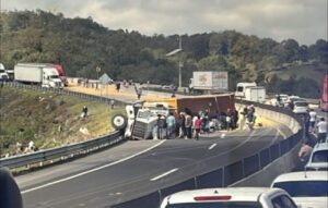Accidente y rapiña en la Xalapa-Perote: Tráiler vuelca y obstruye ambos carriles