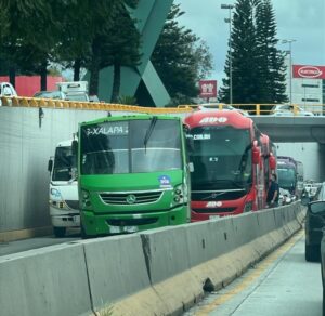 Choque entre autobuses genera caos vial en el distribuidor Araucarias